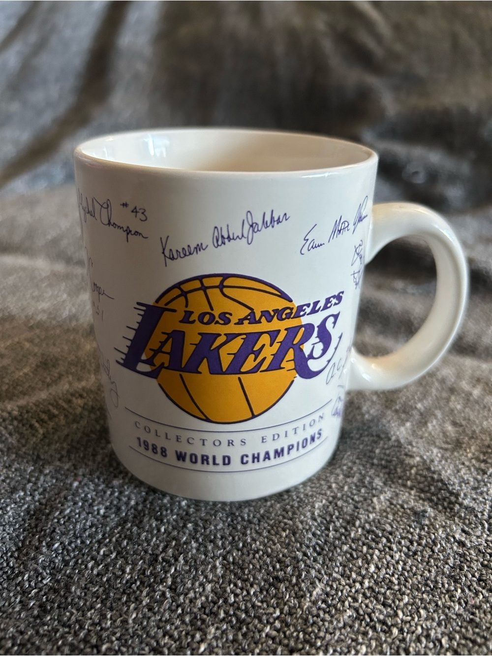 LOS ANGELES LAKERS 1988 WORLD CHAMPIONS MUG FACSIMILE AUTOS KAREEM MAGIC PAPEL